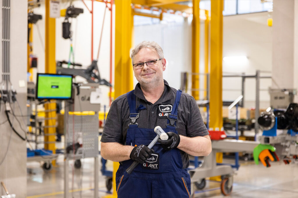 Man met hamertje in een magazijn