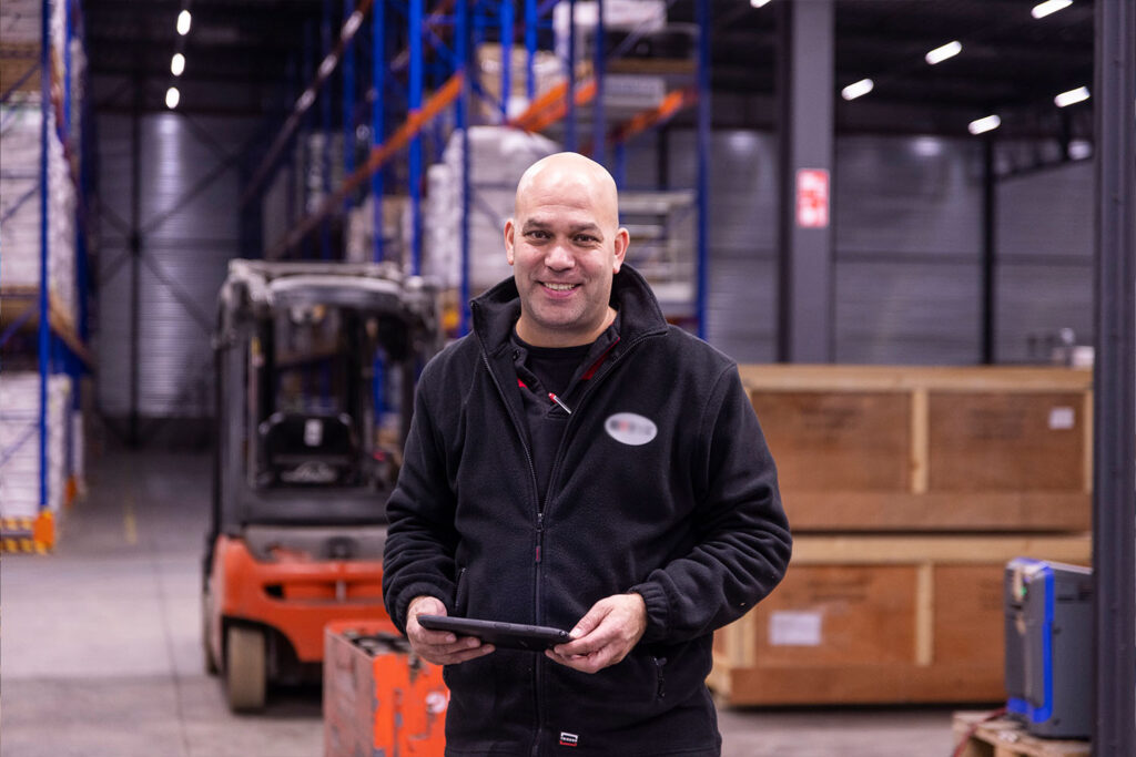 Logistiek medewerker met tablet