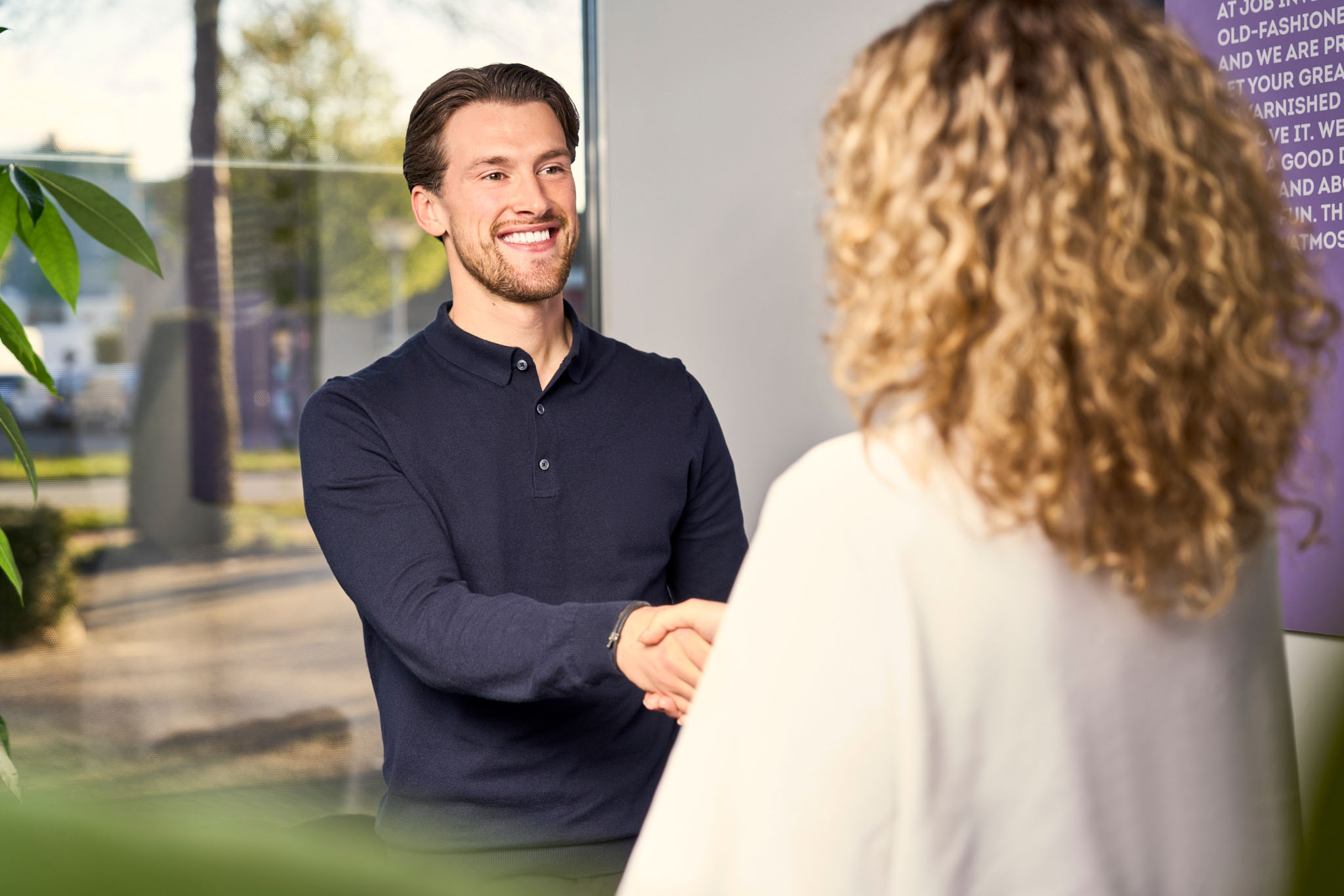 Vrolijke man geeft tevreden handdruk aan vrouw / personeel